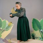 A Woman Falls in Love with a Banana de sangre pura (pure-blooded), from the series Venas abiertas (Open Veins)